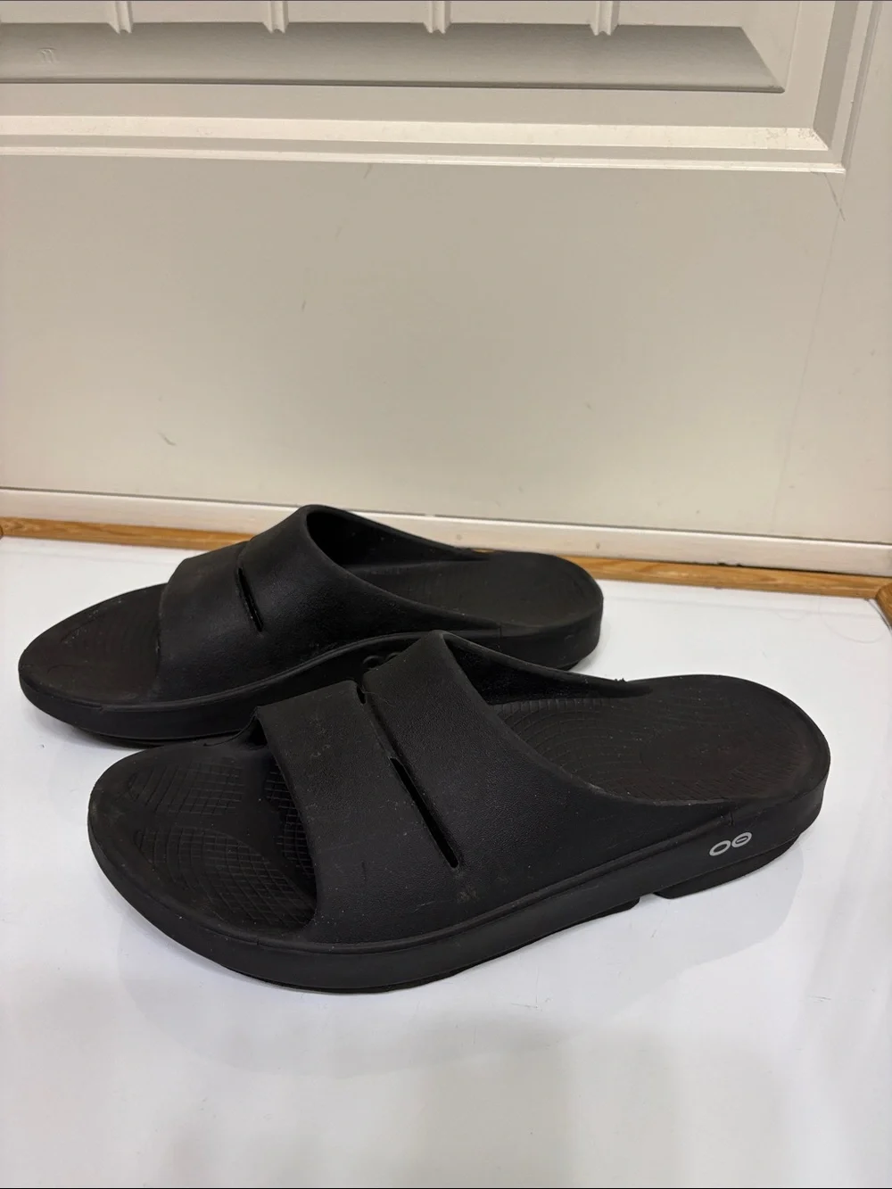 OOFOS Black Slip-On‎ Recovery Slides